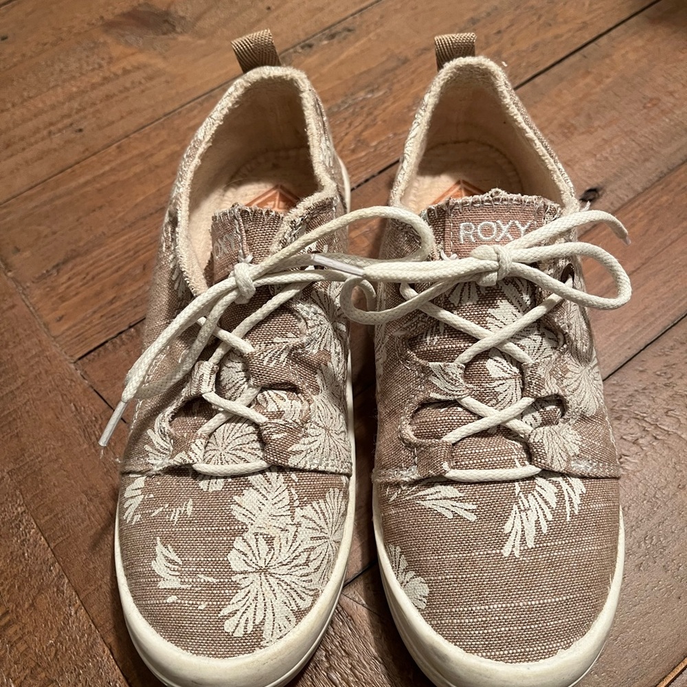 Roxy size 5.5 flats Hawaiian